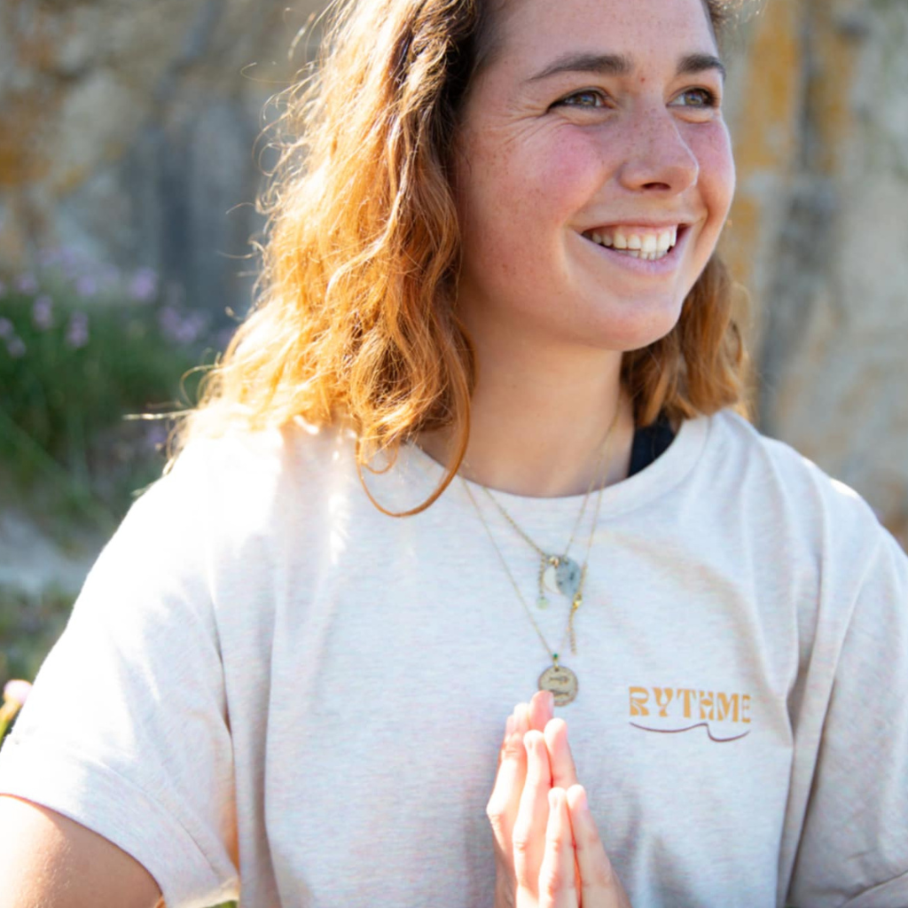 photo de Suzanne les main en prière a la poitrine